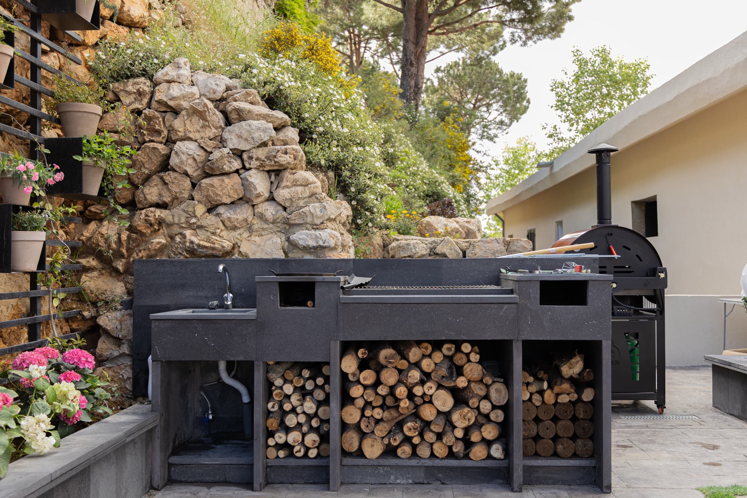 Outdoor barbecue and pizza oven area